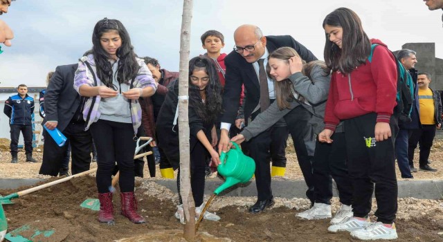Milli Ağaçlandırma Gününde fidanlar toprakla buluşturuldu