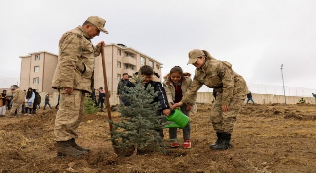Milli Ağaçlandırma Gününde Özalpta 300 fidan toprakla buluştu