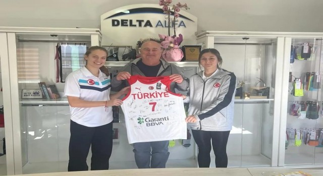 Milli basketçilerden Özere Milli takım forması