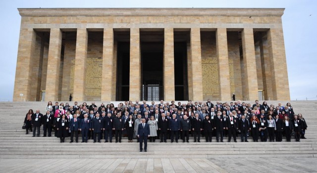 Milli Eğitim Bakanı Özer, öğretmenlerle Anıtkabiri ziyaret etti