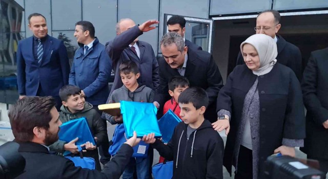 Milli Eğitim Bakanı Özerden deprem bölgesindeki çocuklara tablet hediyesi