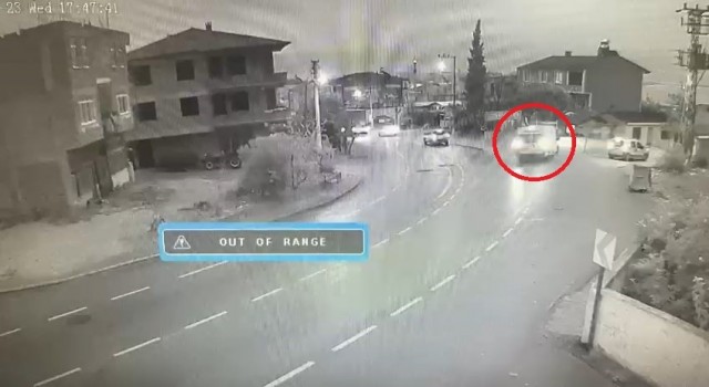 Minibüs duvara çarptı, kiviler yola saçıldı: 1 yaralı