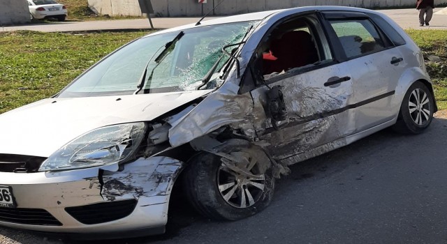 Minibüs ile otomobil çarpıştı: 3 yaralı