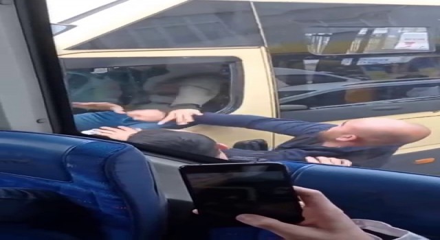 Minibüsçülerin tekmeli tokatlı kavgası kamerada