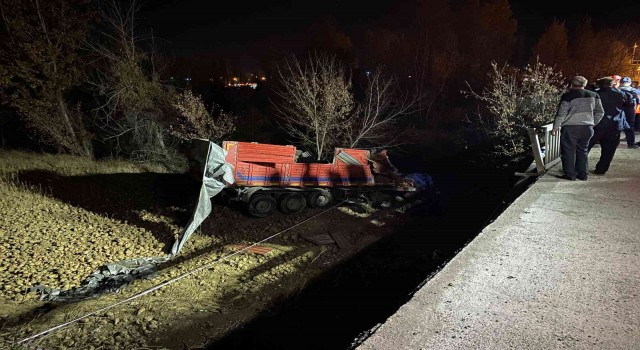 Minibüse çarpan pancar yüklü tır dereye uçtu: 1 ölü, 5 yaralı