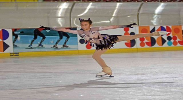 Minik buz pateni sporcusu Doğa, annesinin yolunda