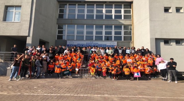 Minik eller fidanları toprakla buluşturdu