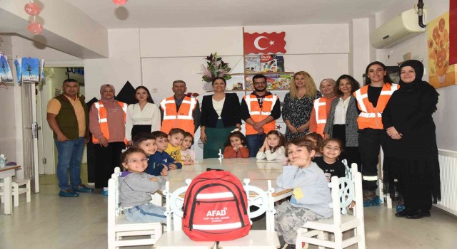 Minik öğrenciler AFAD gönüllüleri ile tatbikat yaptı