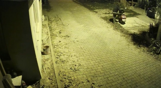 Motosiklet hırsızı önce kameralara sonra polis yakalandı