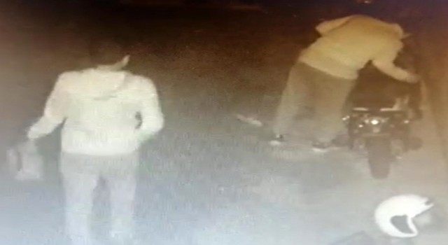 Motosiklet hırsızlarının rahat tavrı güvenlik kameralarına yansıdı