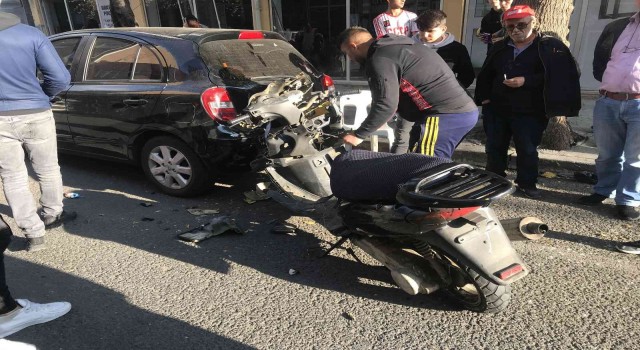 Motosiklet park halindeki araca çarptı: 1 yaralı