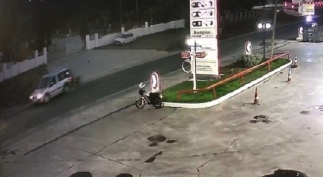 Motosiklet sürücüsünün ağır yaralandığı kaza kamerada