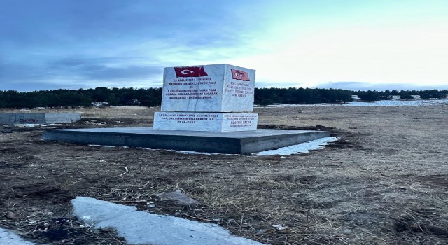 Muğlada hazırlanan 35 tonluk mermer kaide Sarıkamış Şehitlerinin yürüyüşe başladığı alana dikildi