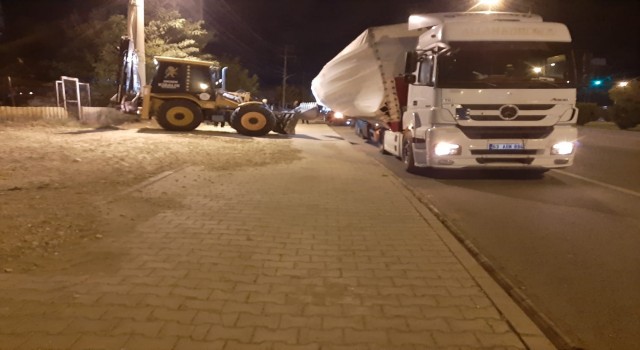 Nar yüklü tır devrilme tehlikesi yaşadı