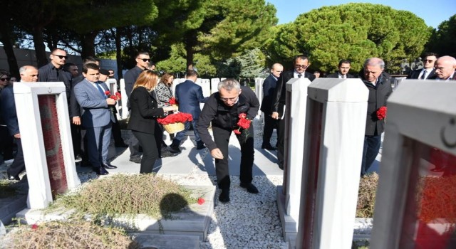 NATO Genel Sekreteri Stoltenberg, Şehitler Abidesini ziyaret ederek karanfil bıraktı
