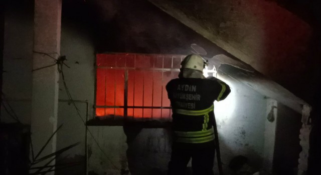 Nazillide metruk binada çıkan yangın panikletti
