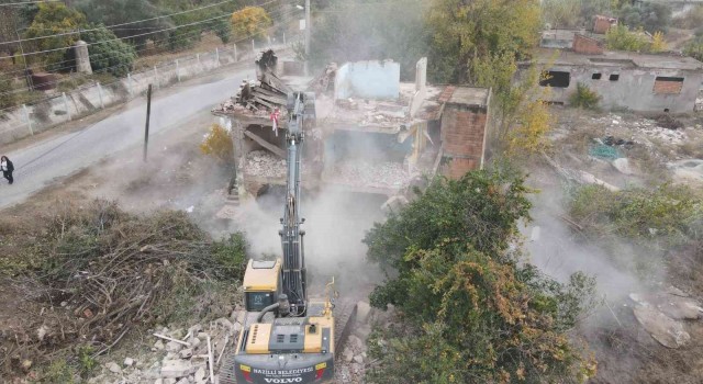 Nazillide metruk binalar yıkılıyor