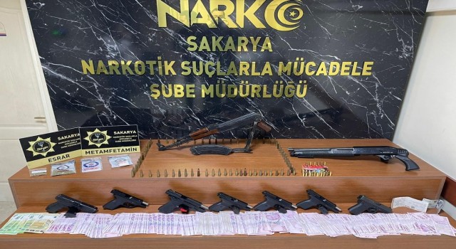 Nefes kesen operasyonlarda onlarca kilo uyuşturucu ve silah ele geçrildi