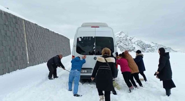 Nemrut Dağında mahsur kalan 14 turist kurtarıldı