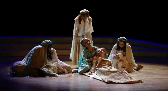 NEVÜde Leylâ ile Mecnun adlı tiyatro oyunu sahnelendi