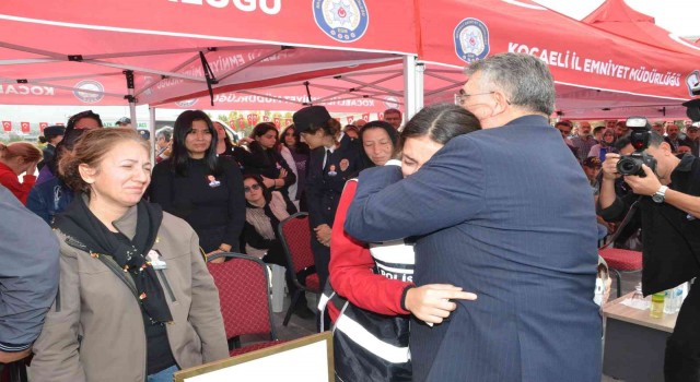 O anlar yürekleri burktu: Kalp krizinden ölen babasının polis yeleğiyle törene katıldı