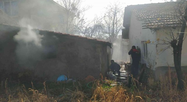 Odunlukta çıkan yangın büyümeden kontrol altına alındı