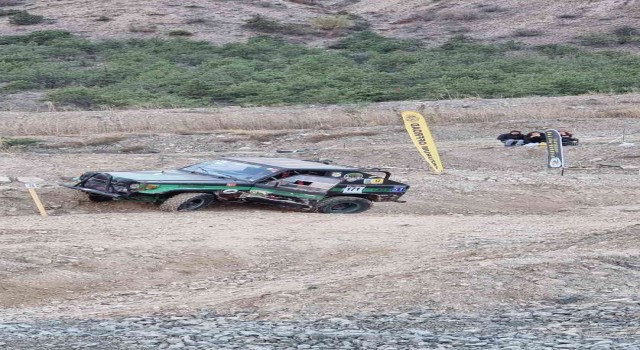 Off-road yarışlarında yardımcı pilot, yanındaki pilotu aracından inerek sopayla kovaladı