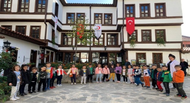Öğrenci ve öğretmenlerden bağış