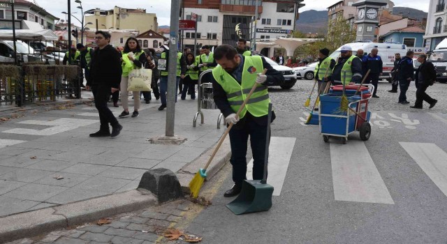 Öğrenciler ve protokol atık topladı