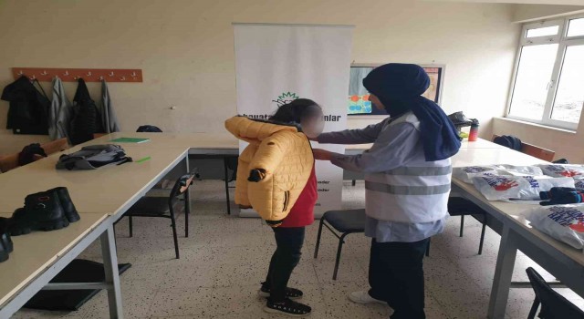 Öğrencilere giyecek yardımı