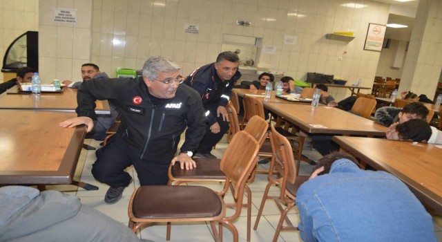 Öğrencilere yönelik ‘Deprem Anı, Çök Kapan Tutun ve Tahliye tatbikatı yapıldı