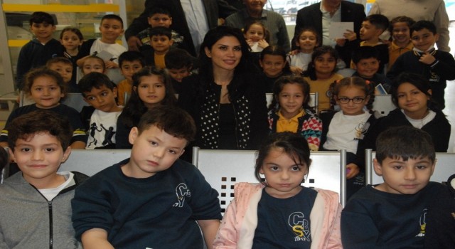 Öğrencileri sarılarak kutladı... Gülçin Öğretmen, Öğretmenler Gününde hediye kabul etmedi