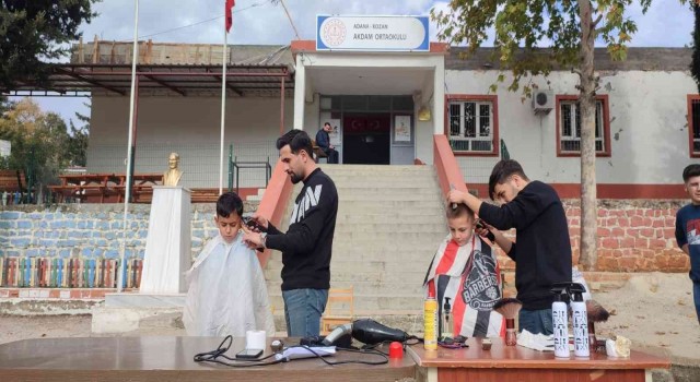 Öğrencilerin okul bahçesinde tıraş keyfi