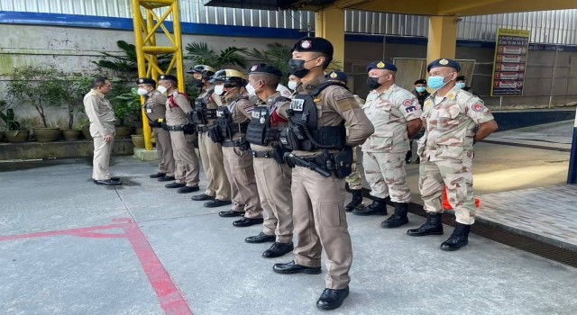 Öğrencilerin provasından rahatsız olan şahıs ilkokula 18 el ateş etti