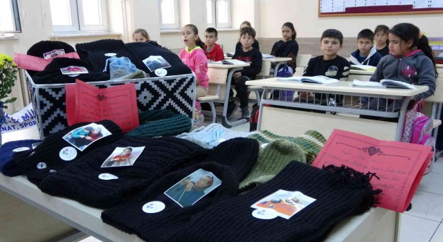 Öğrencilerin ve velilerin ördüğü atkı, bere ve şapkalar Tuncelideki askerlere gönderildi