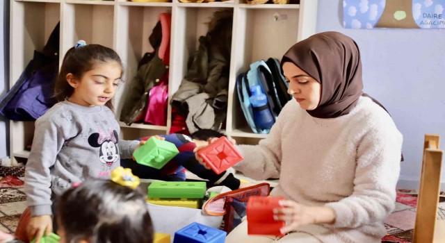 Öğrencilerine anne olan Tuğba öğretmen, çocukları yarınlara taşıyor