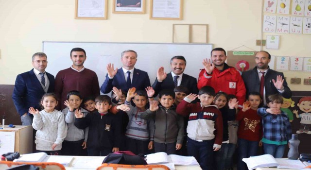 Öğrencisini okul sırasından öğretmen masasına taşıyan öğretmenden duygusal sürpriz