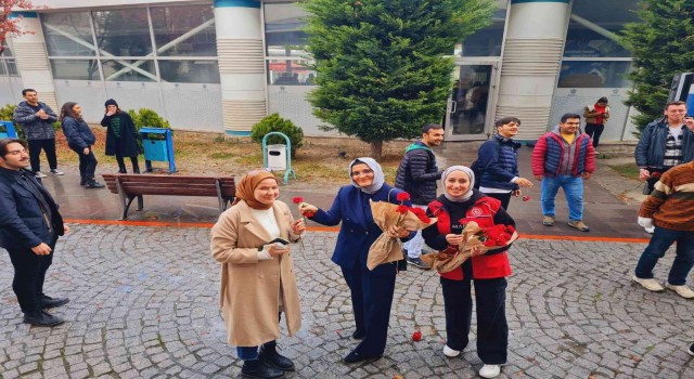 Öğretmen adaylarına da çiçek