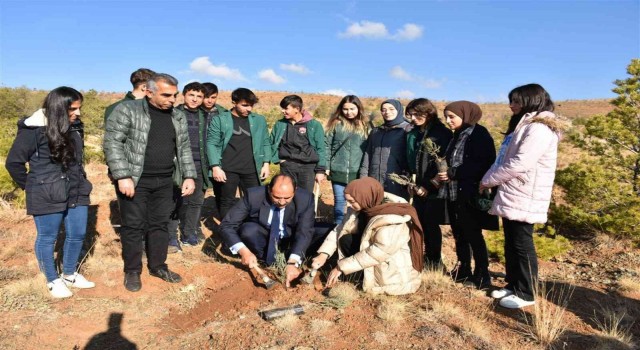 ‘Öğretmenler Gününü hatıra ormanına fidan dikerek kutladılar