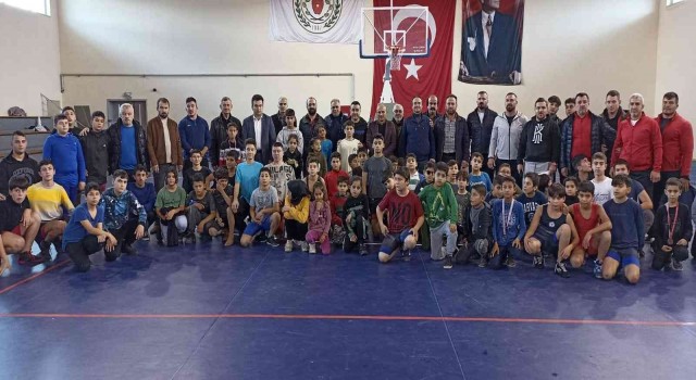 Öğretmenleri için mindere çıktılar