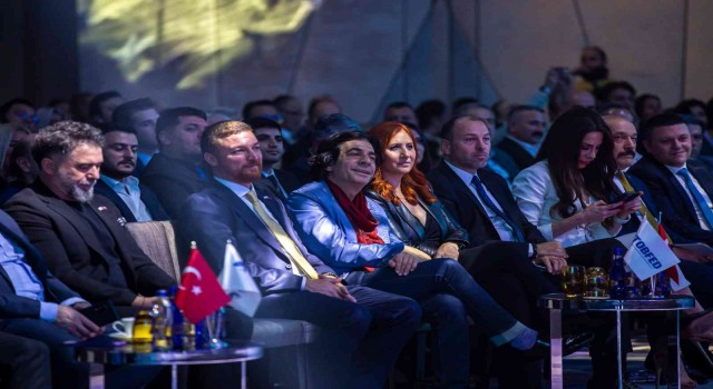Ünlü şovmen Okan Bayülgen'den Togg'un dev ekranı için öneri