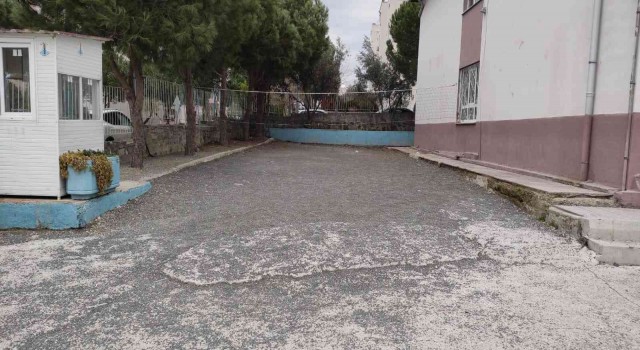 Okulun toprak ve çakıl taşlı zemininde yılmadılar, derece aldılar