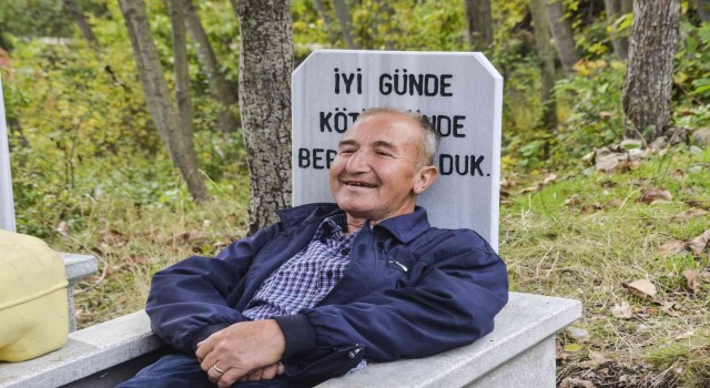 Ölmeden kendisinin ve eşinin mezarını yaptırdı, her gün içinde yatıyor