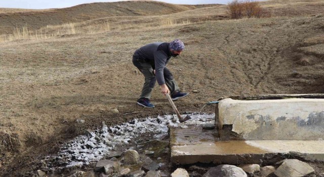 Oltunun yüksek kesimlerinde sular donmaya başladı