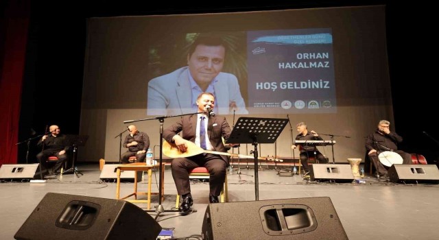 Orhan Hakalmaz türkülerini öğretmenler için söyledi