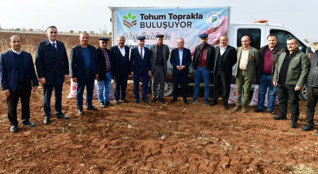 Örnek köye arpa ve buğday tohumu ekildi