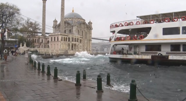 Ortaköyde kıyıyı döven dalgalar görüntülendi