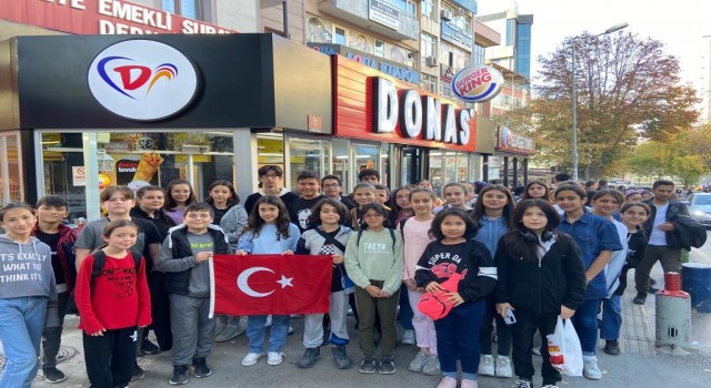 Ortaokul öğrencilerinden Anıtkabire ziyaret