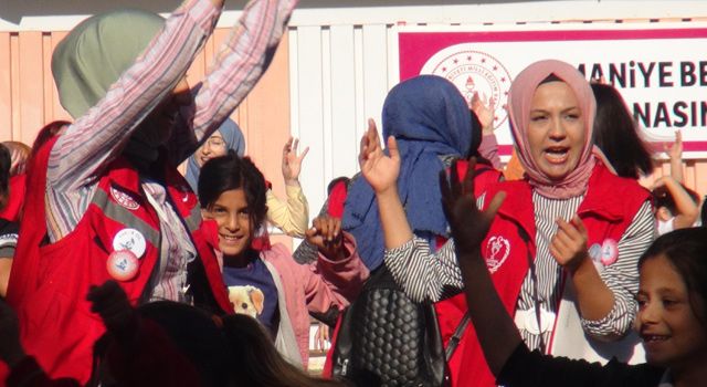 Osmaniye'de Gönüllü gençler, duvarlarını boyadıkları okulda öğrencilerle eğlendi
