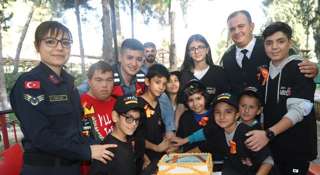 Osmaniye'de  Jandarma personeli Lösemili çocuklarla buluştu